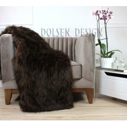 Koc narzuta ze sztucznego futra niedźwiedzia na fotelu  brązowy