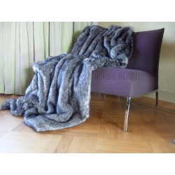 couverture plaid fausse fourrure renard argenté sur le sofa couleur: gris / argenté